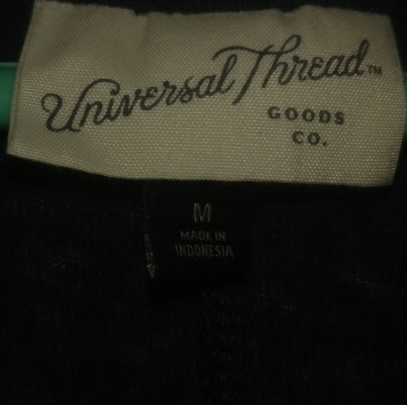 Navy blue shirt. - Picture 4 of 6